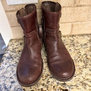 UGG Men's Dark Brown Leather Boots